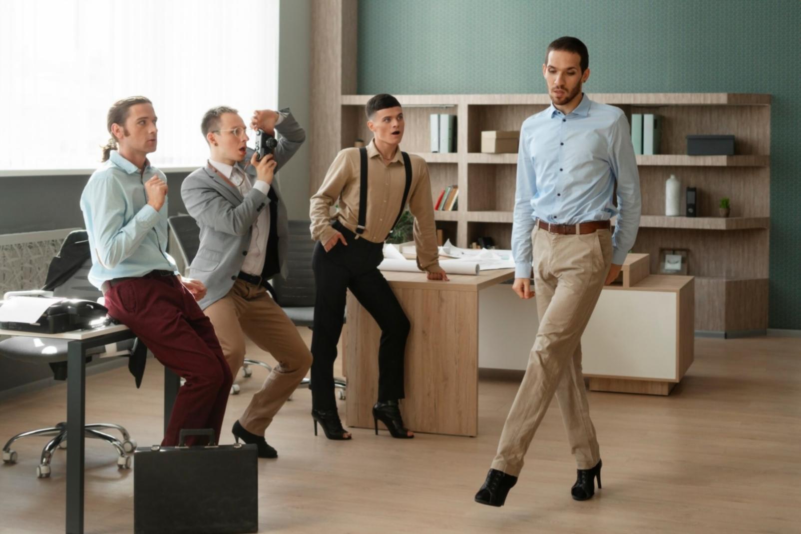 Familia organizando documentos financieros en mesa de cocina